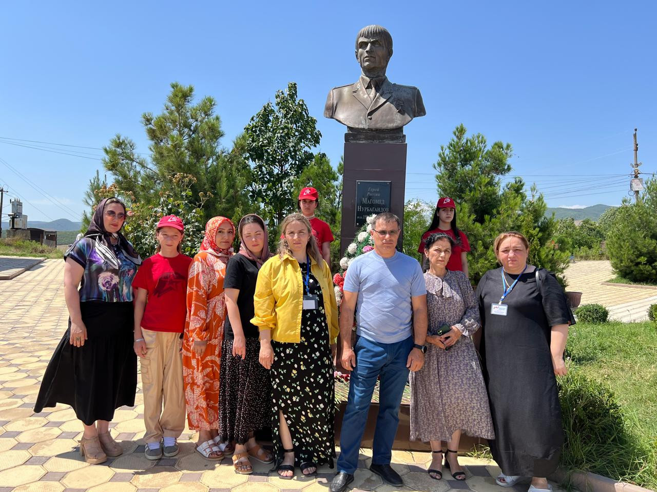 В селе Сергокала прошла трогательная церемония возложения цветов к памятнику Героя России Нурбагандова Магомеда